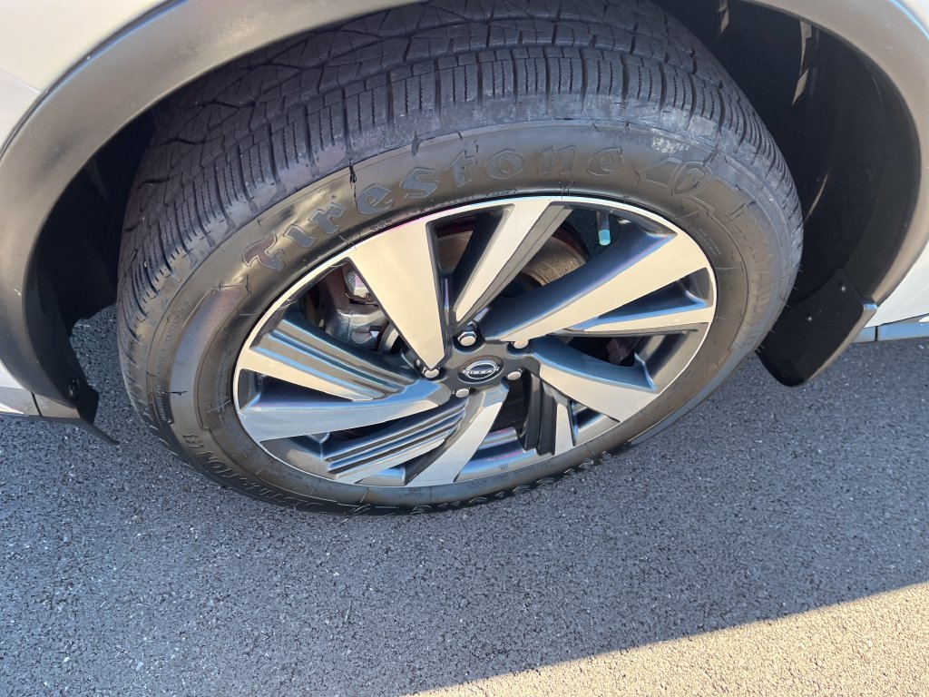 Used 2023 Silver Nissan SL image 9