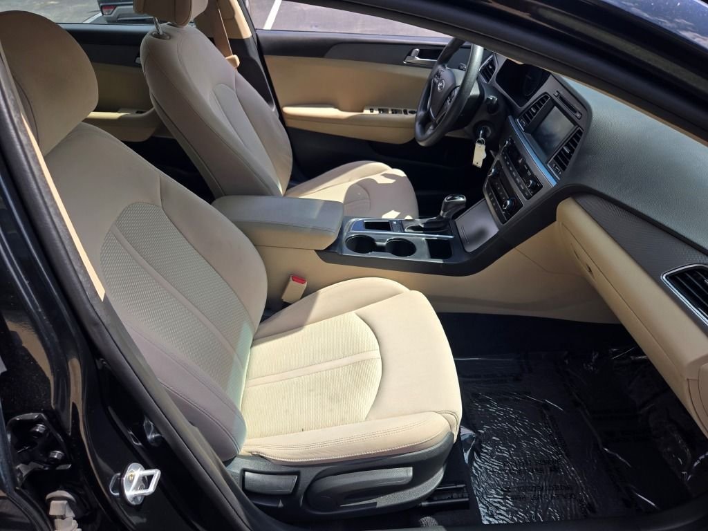 Used 2017 Phantom Black Hyundai SE image 5