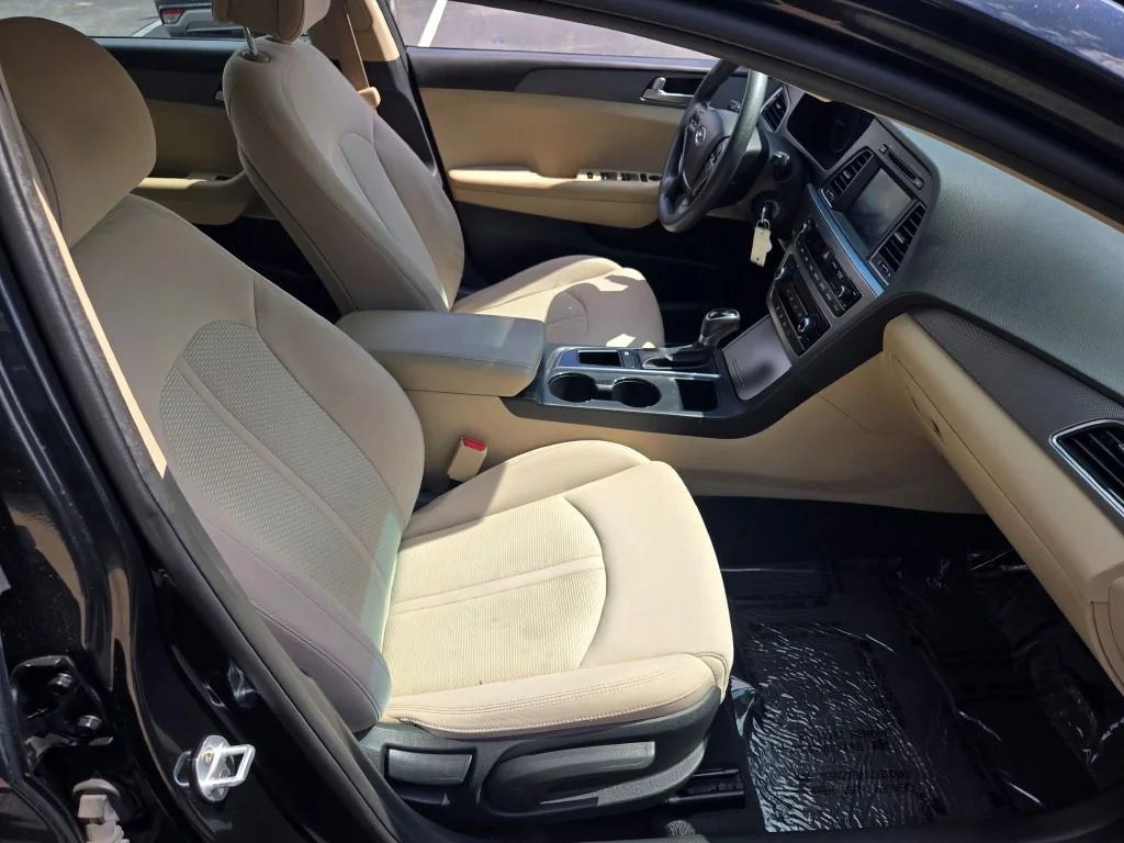 Used 2017 Black Hyundai SE image 5