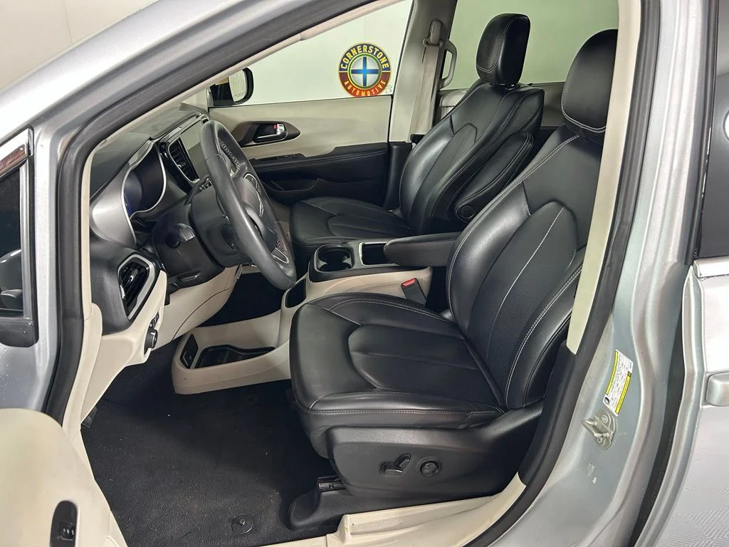 Used 2023 Silver Chrysler Touring L image 10