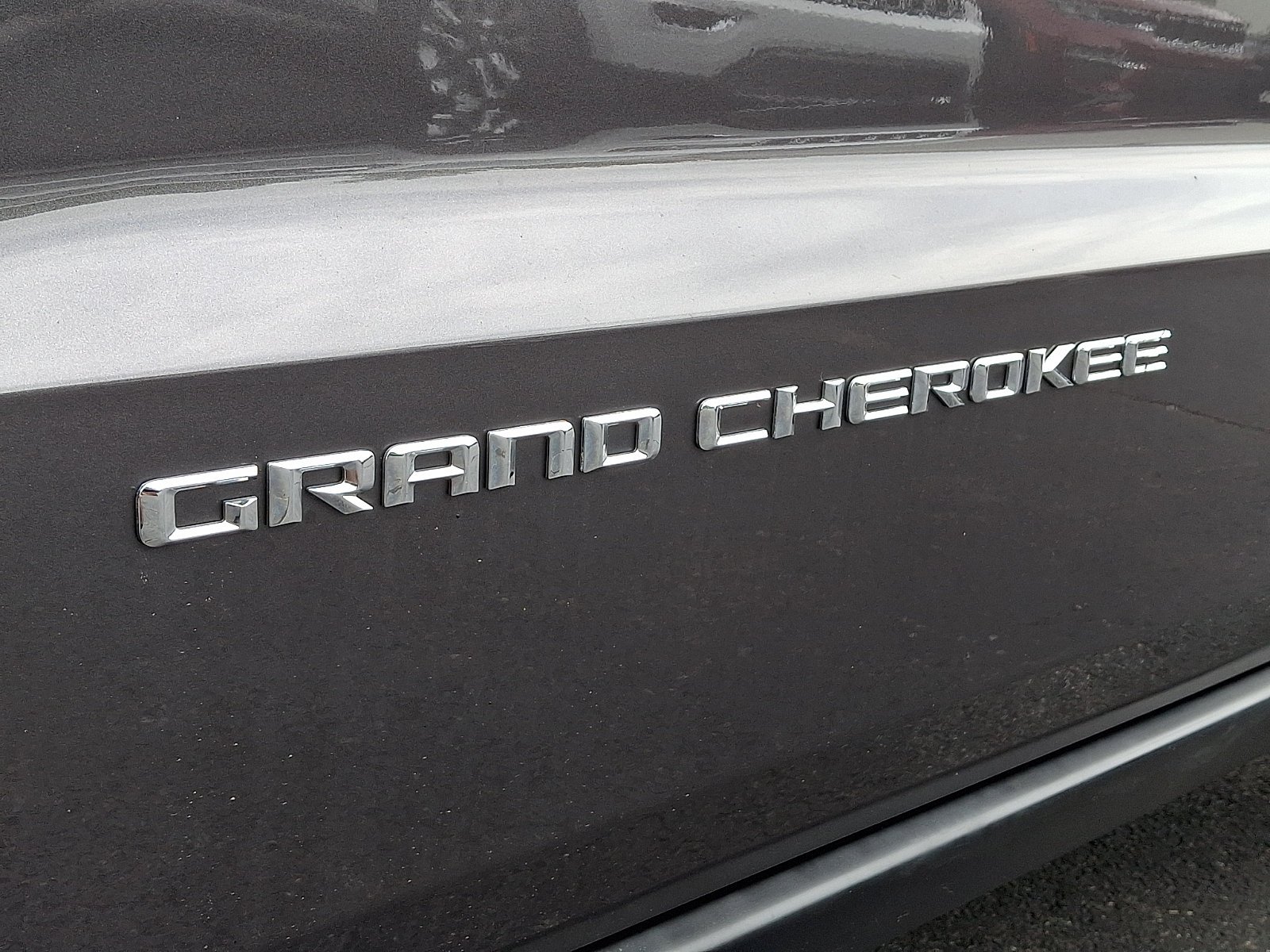Used 2015 Granite Crystal Metallic Clearcoat Jeep Limited image 30