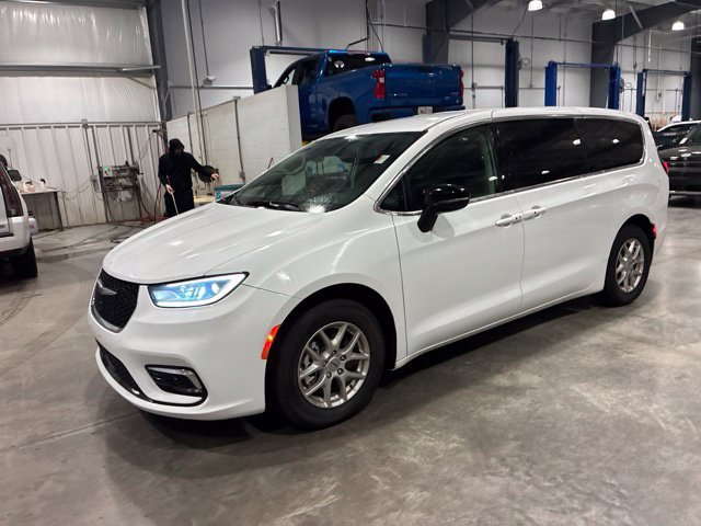 Used 2024 Chrysler Pacifica Touring L with VIN 2C4RC1BG3RR152114 for sale in Kansas City