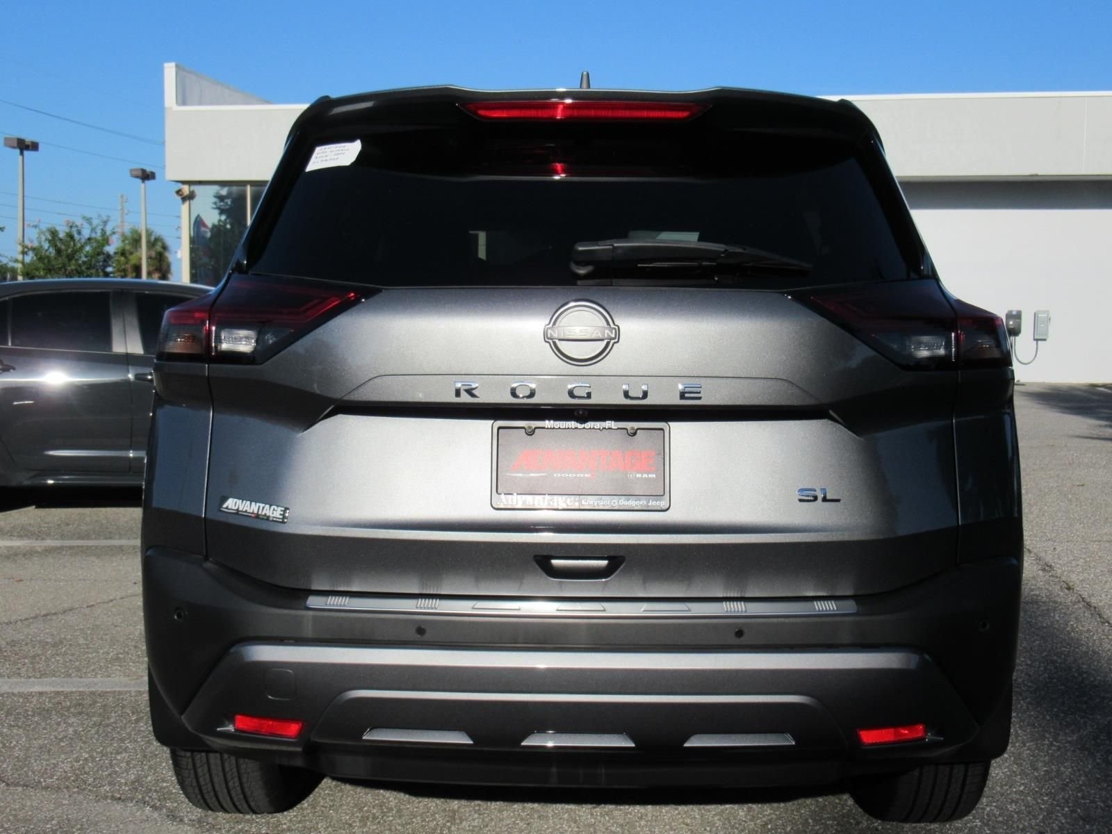 Used 2022 Gray Nissan SL image 6