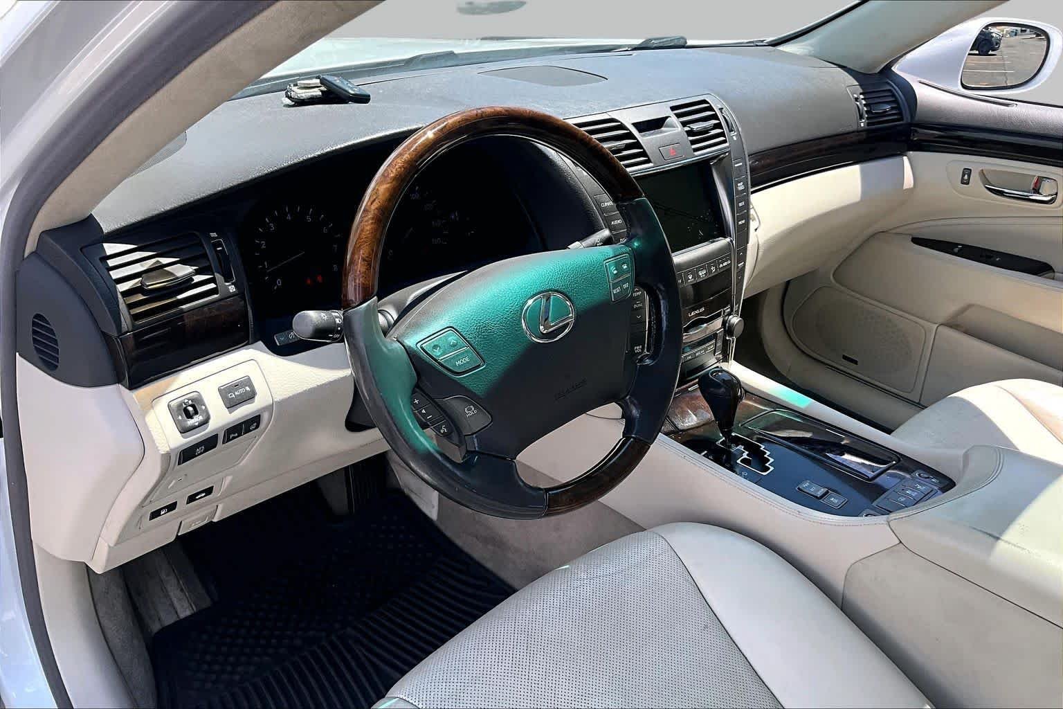 Used 2007 Starfire Pearl Lexus LWB image 17