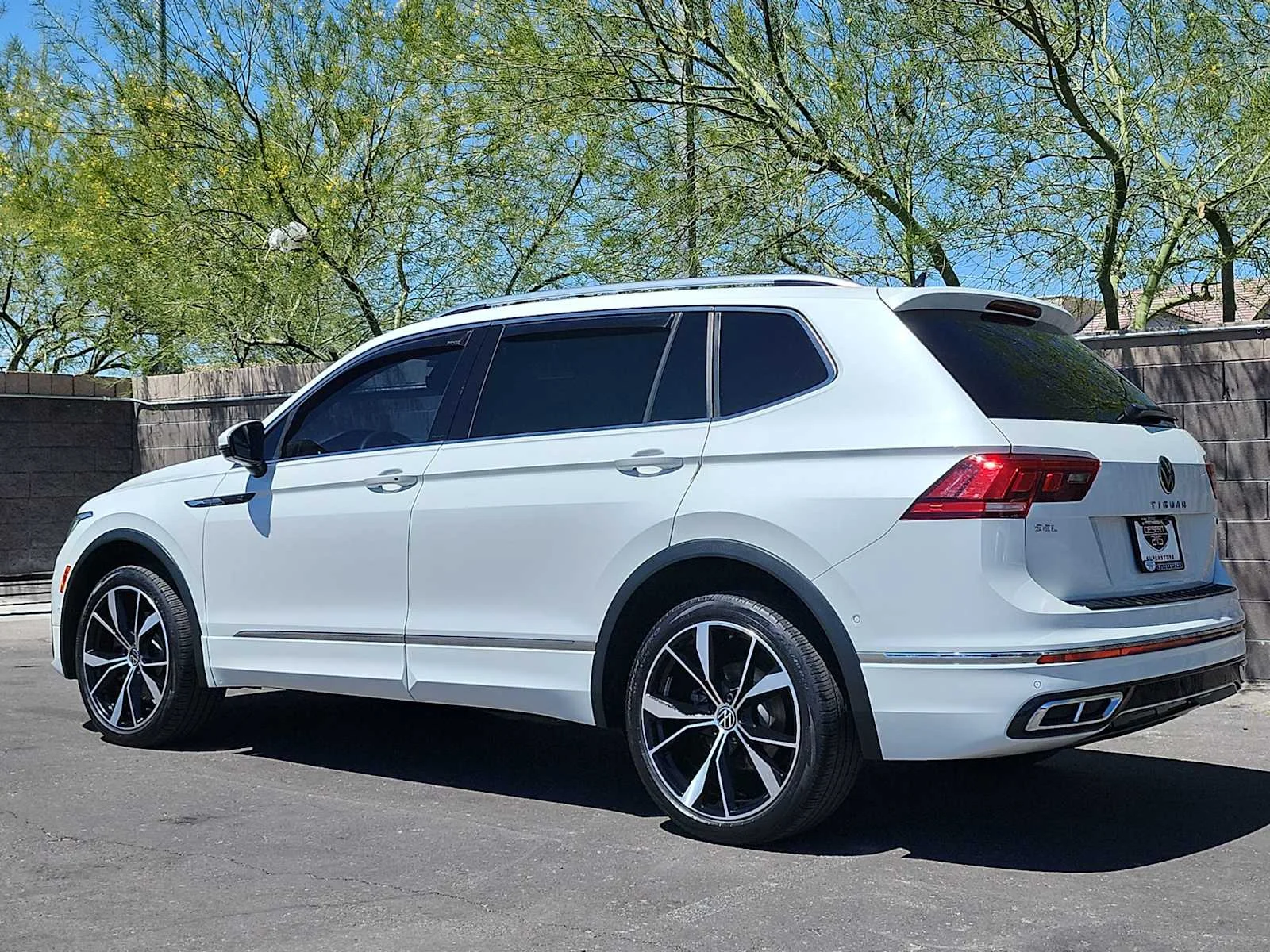 Used 2022 Oryx White Pearl Volkswagen SEL R-Line image 6