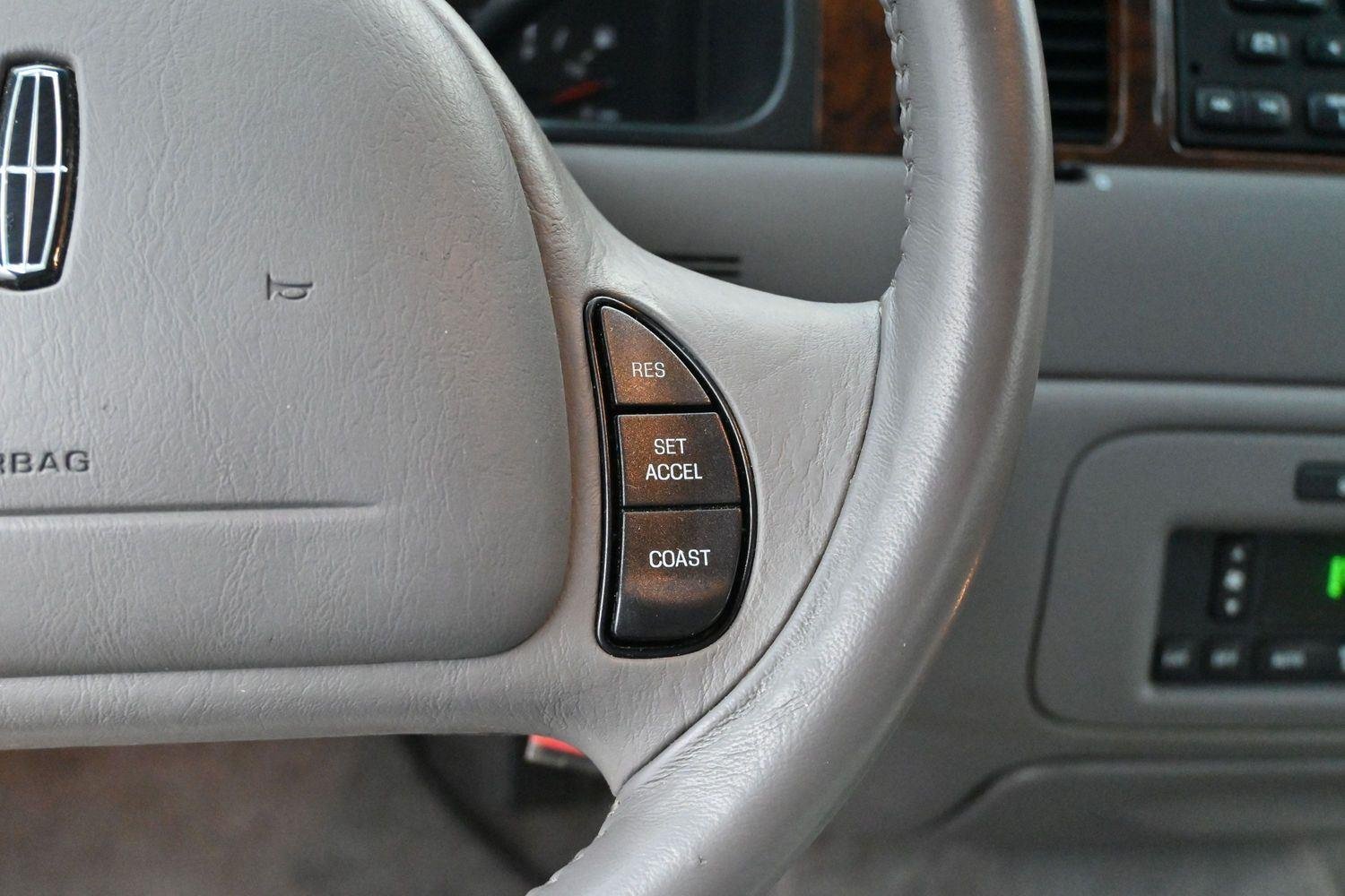 Used 2000  Lincoln Executive image 14