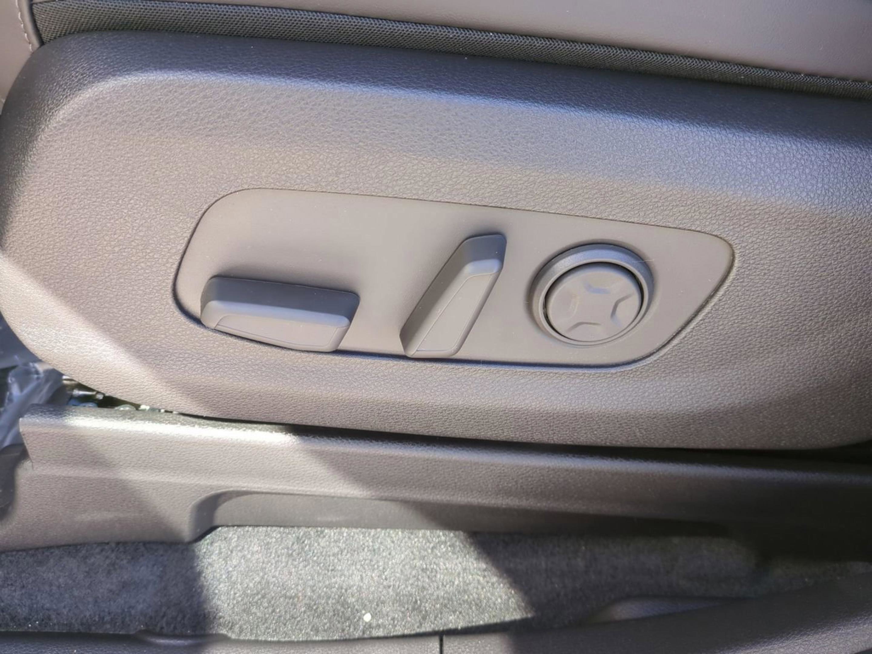 New 2026 Ceramic Silver Kia EX image 30