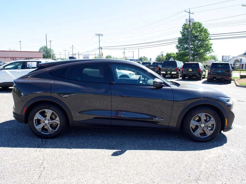 Used 2021 Gray Ford Select image 5