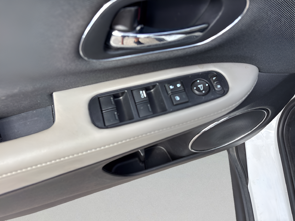Used 2022 White Honda EX image 24