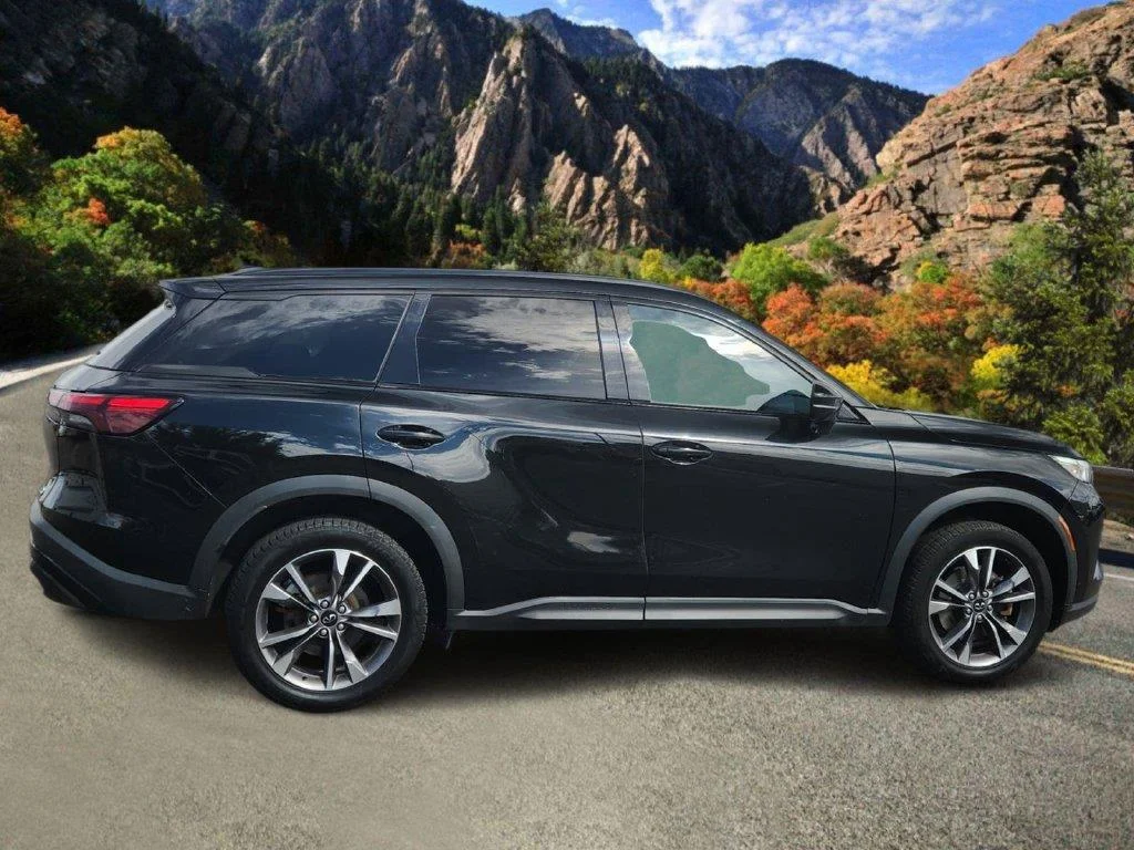 Used 2022 Graphite Shadow INFINITI LUXE image 2