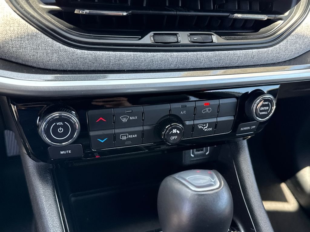 Certified Used 2024 White Jeep Latitude image 31