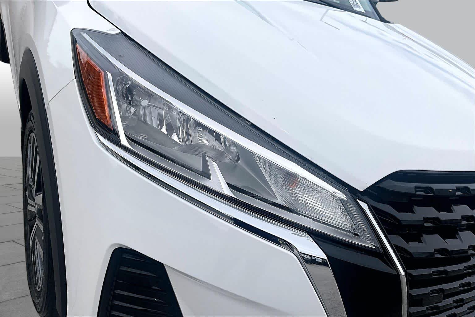 Certified Used 2022 Aspen White Tricoat/Super Black Nissan SV image 27