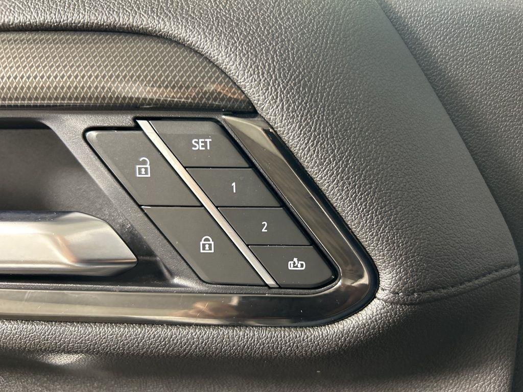 Used 2025 Summit White GMC AT4 image 24