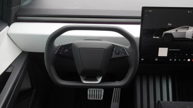 2024 Tesla Cybertruck Base - Photo 16