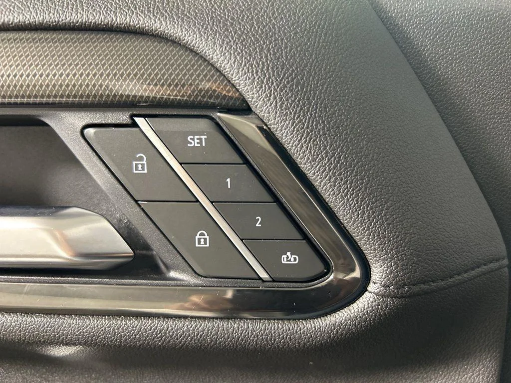 Used 2025 Summit White GMC AT4 image 24