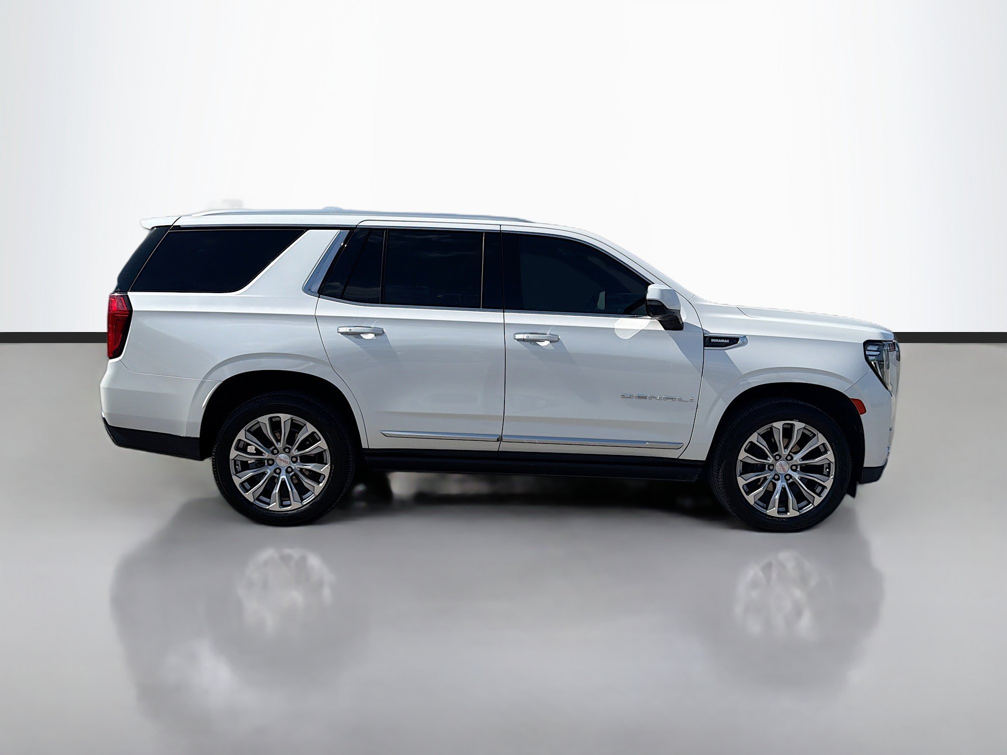 Used 2022 White Frost Tricoat GMC Denali image 6