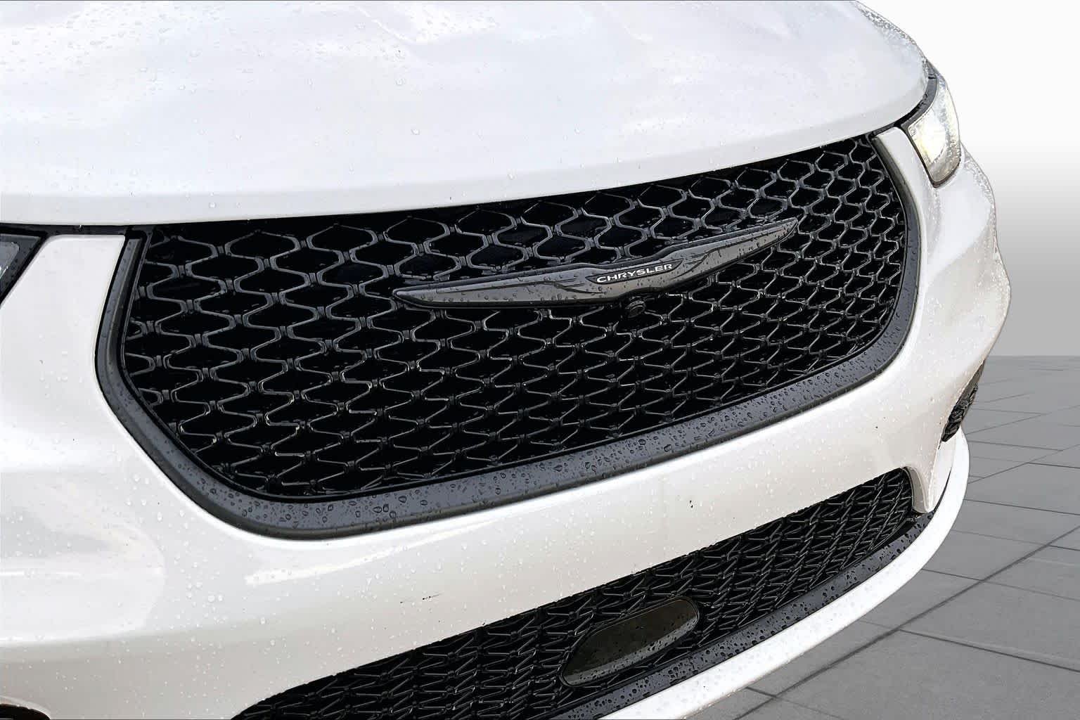 Used 2025 Bright White Clearcoat Chrysler Limited image 30