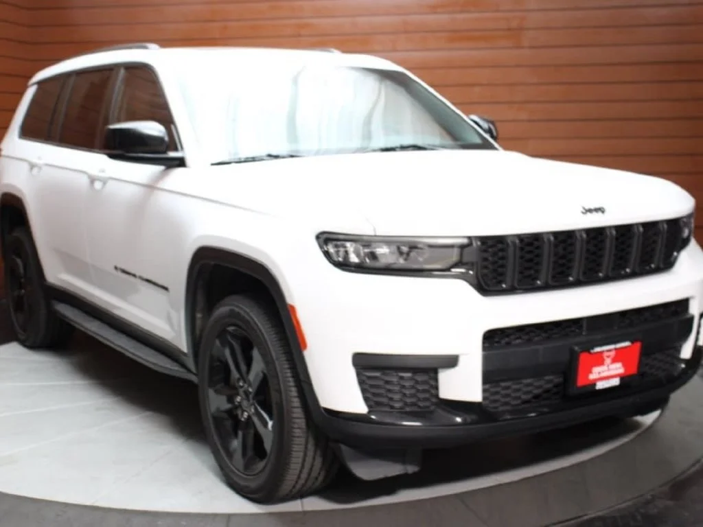 Used 2023 Bright White Clearcoat Jeep Altitude image 32