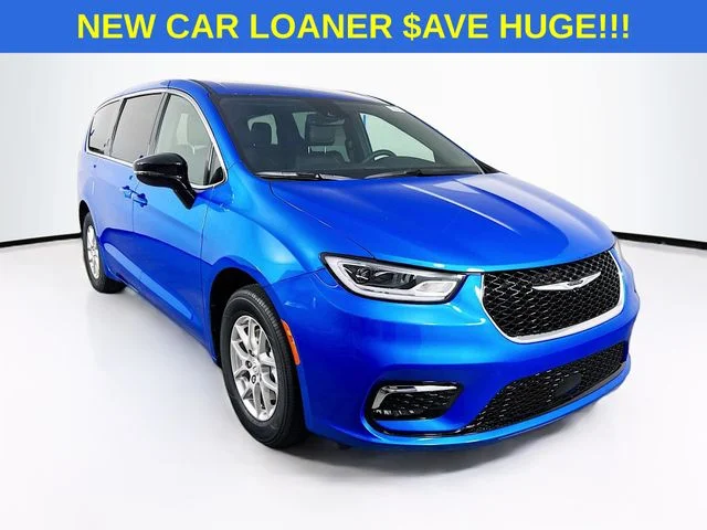 2026 Chrysler Pacifica Select's photo