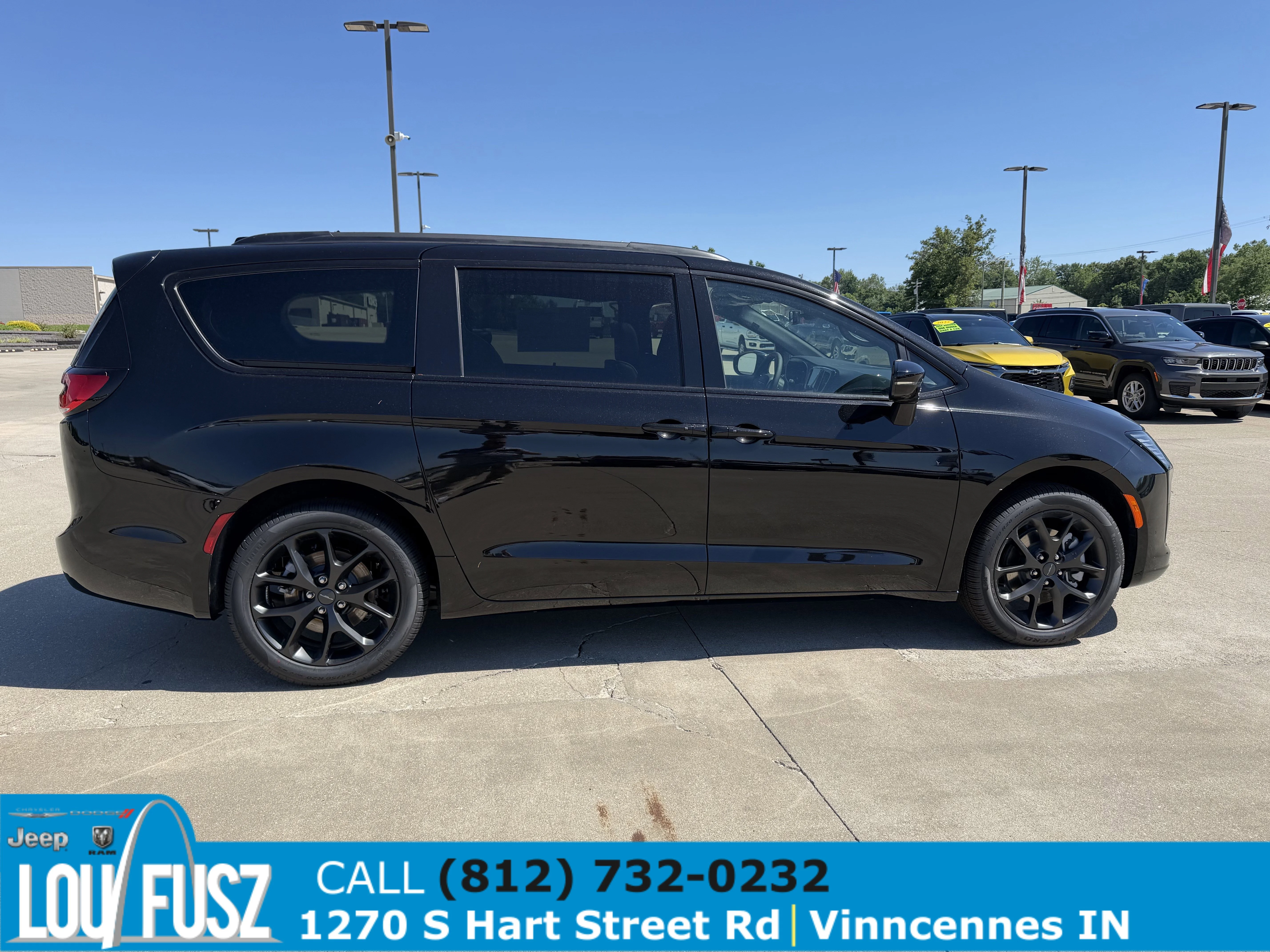 New 2027 Diamond Black Crystal Pearl-Coat Exterior Paint Chrysler Limited image 8