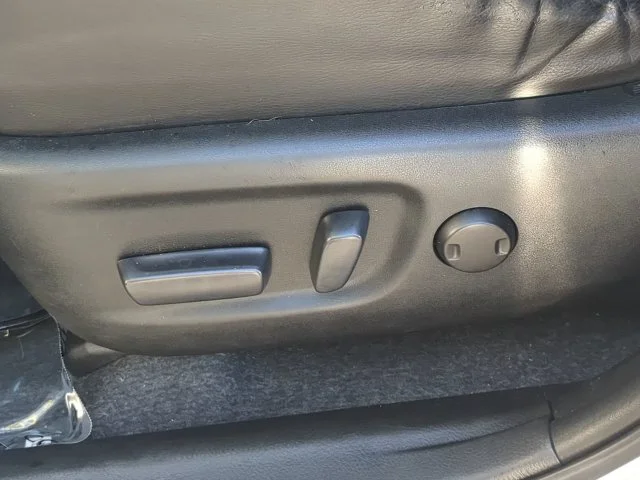 Used 2016 Silver Toyota SE image 22