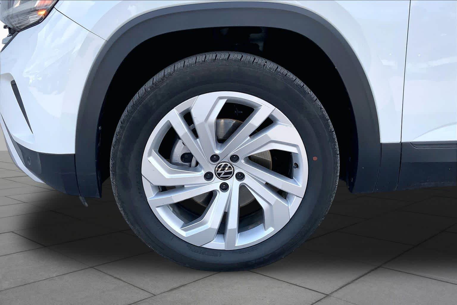 Used 2021 Pure White Volkswagen 2.0T SE w/Technology image 10