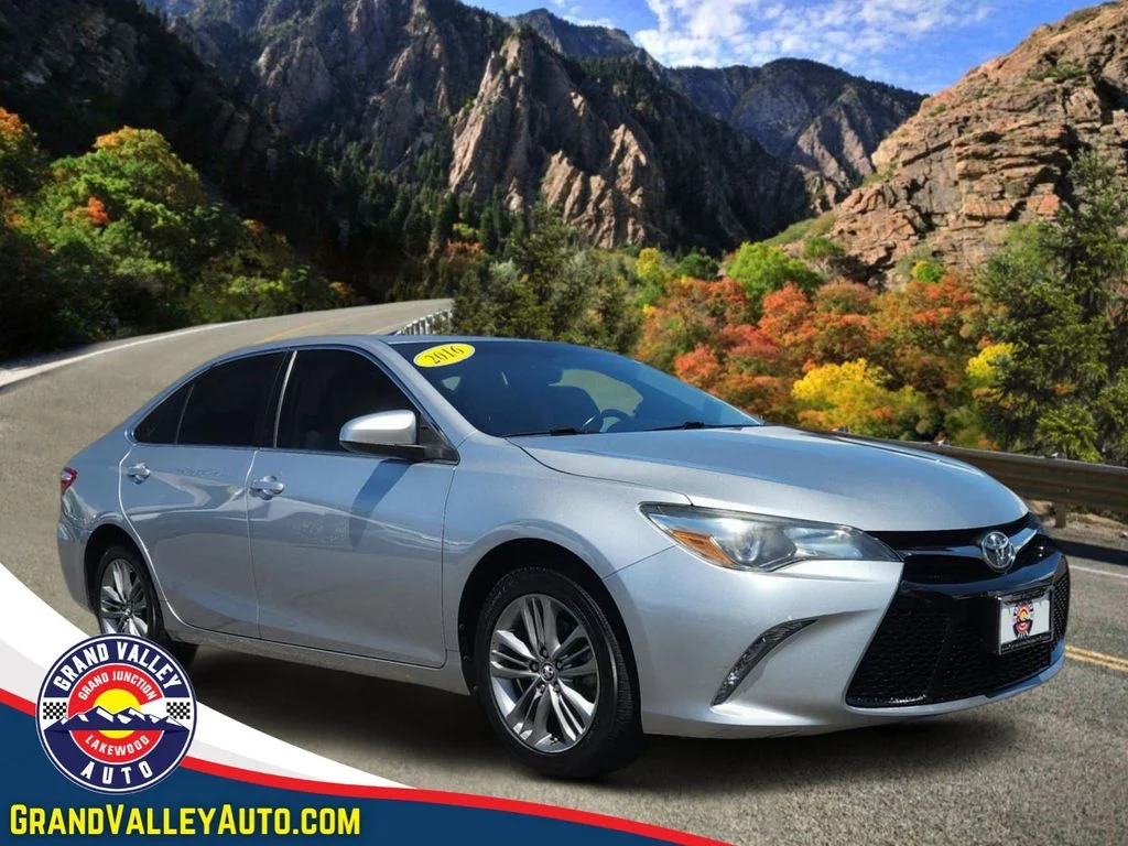 Used 2016 Silver Toyota SE image 1