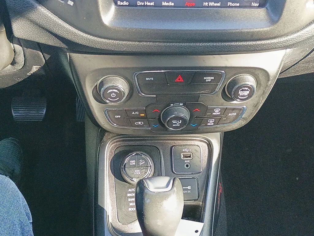 Used 2019 White Clear Coat Jeep Trailhawk image 23