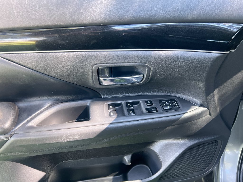 Used 2020  Mitsubishi SE image 15