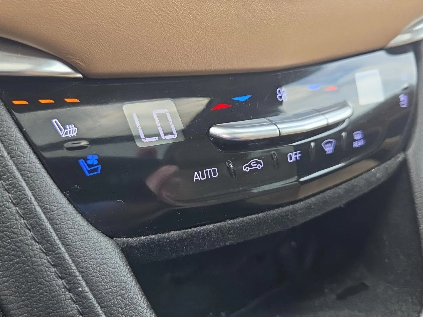 Used 2019 CRYSTAL WHITE TRICOAT Cadillac Platinum AWD image 15