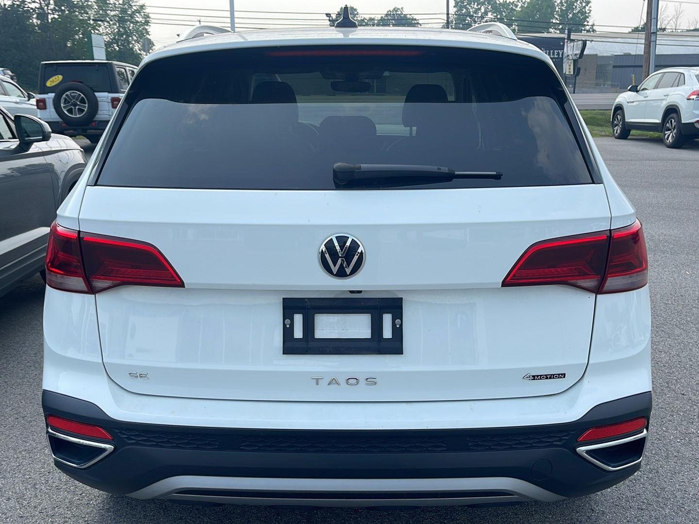 Used 2024 Pure White Volkswagen SE image 5