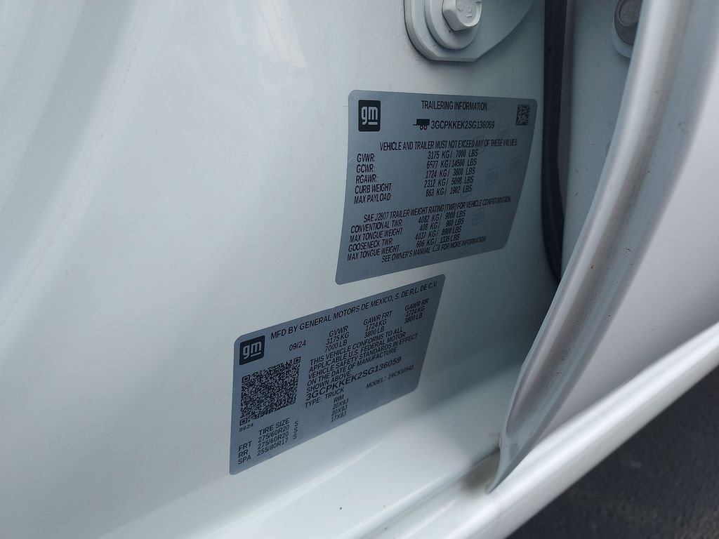 Used 2025 White Chevrolet LT image 23