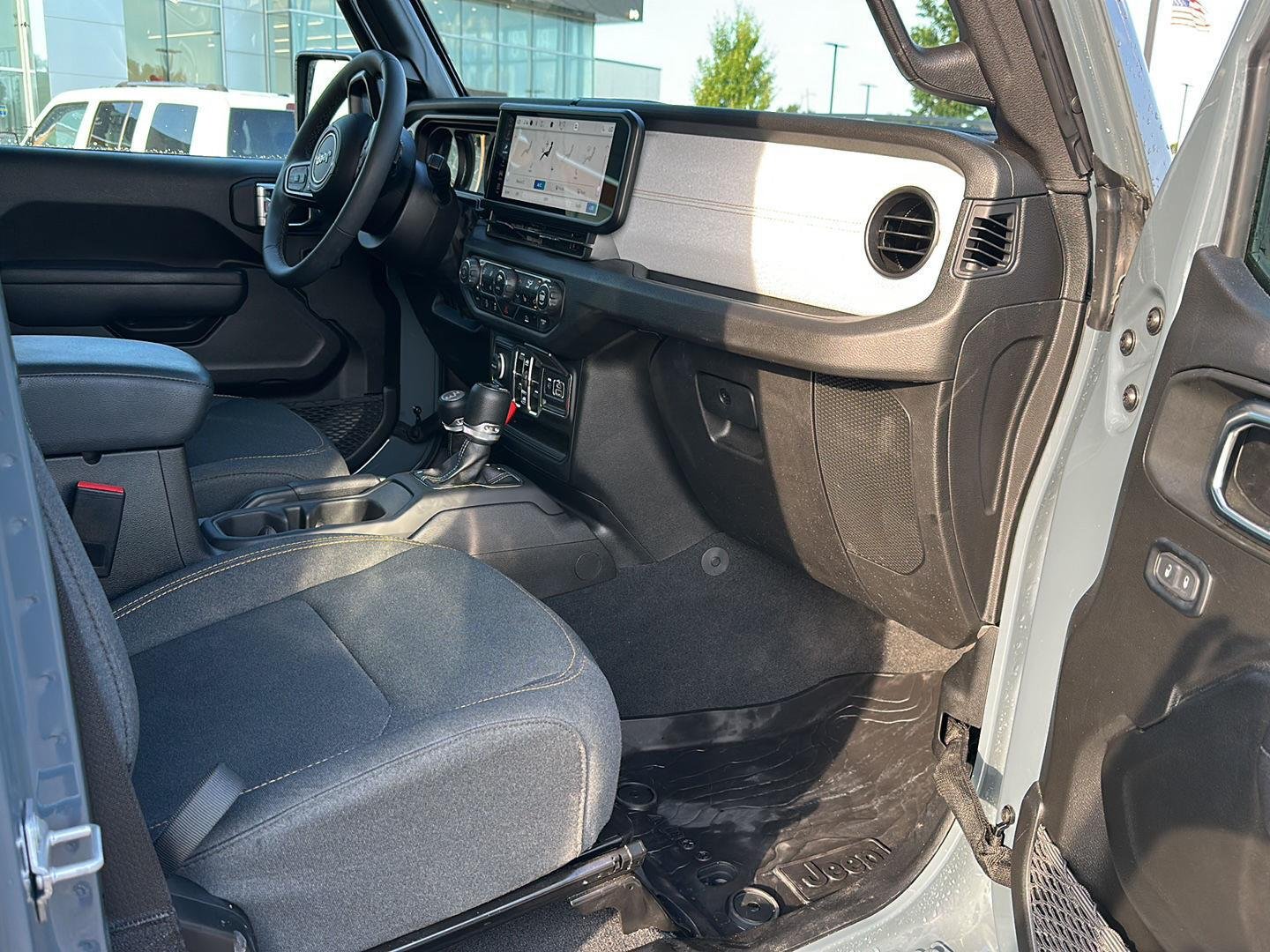 Used 2025 Anvil Clearcoat Jeep Sport S image 30