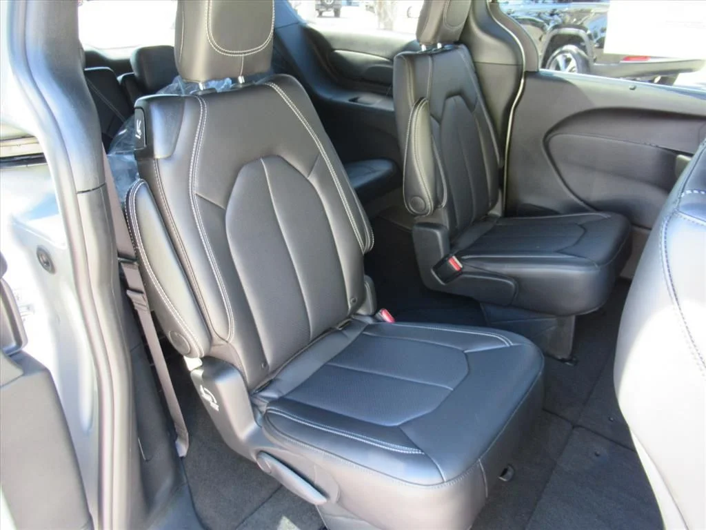 New 2026 Silver Mist Clear-Coat Exterior Paint Chrysler Select image 27
