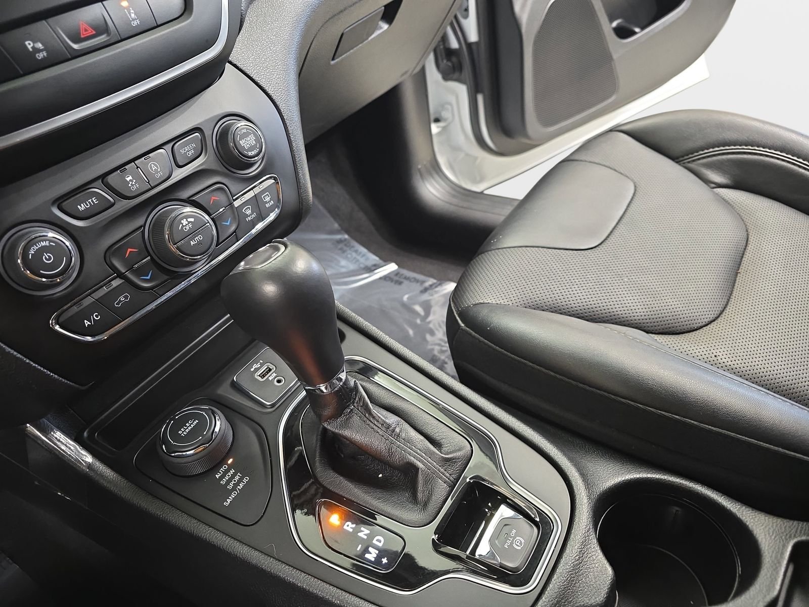 2023 Jeep Cherokee Altitude Lux - Photo 27