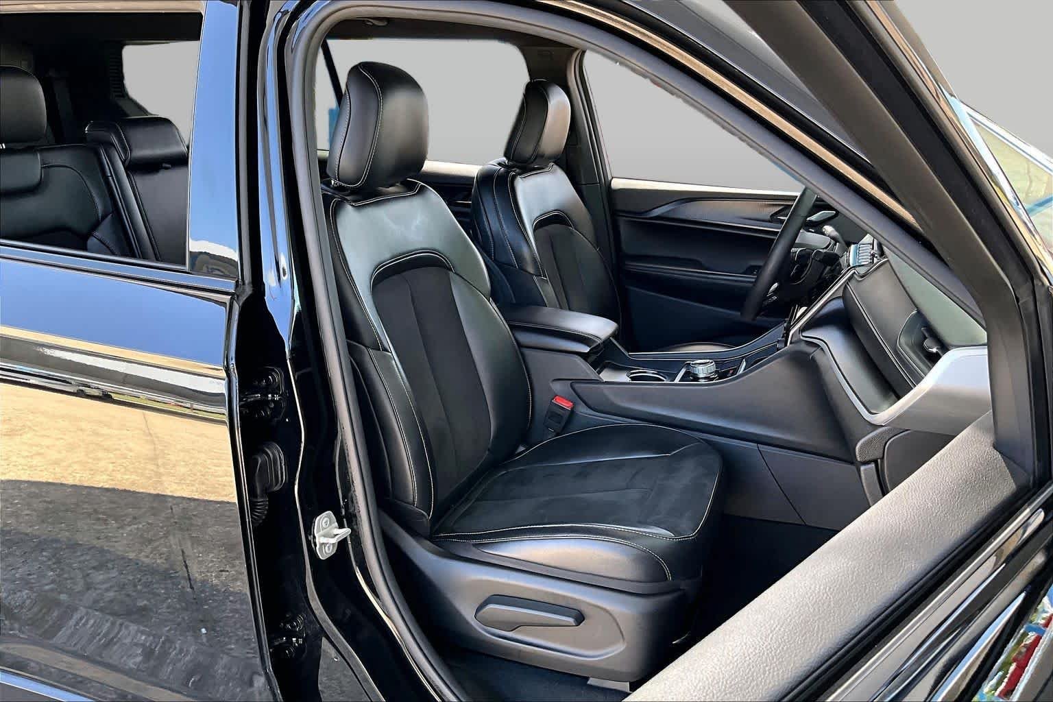 Used 2024 Diamond Black Crystal Pearlcoat Jeep Altitude image 9