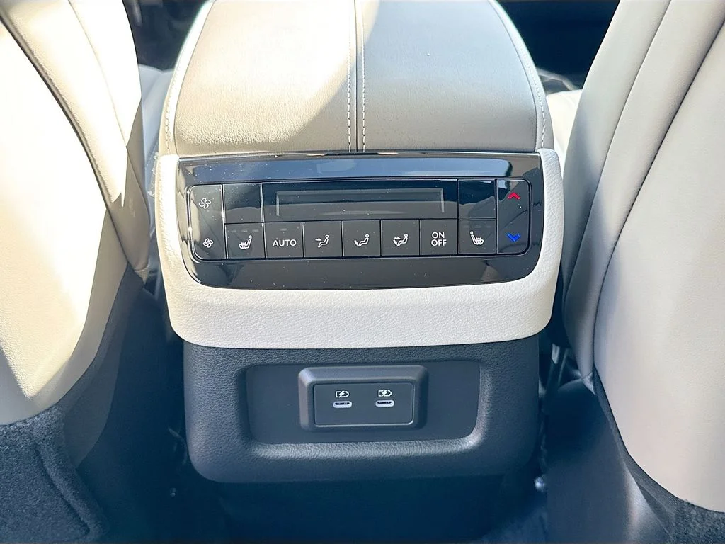 Used 2027 Black INFINITI LUXE image 28