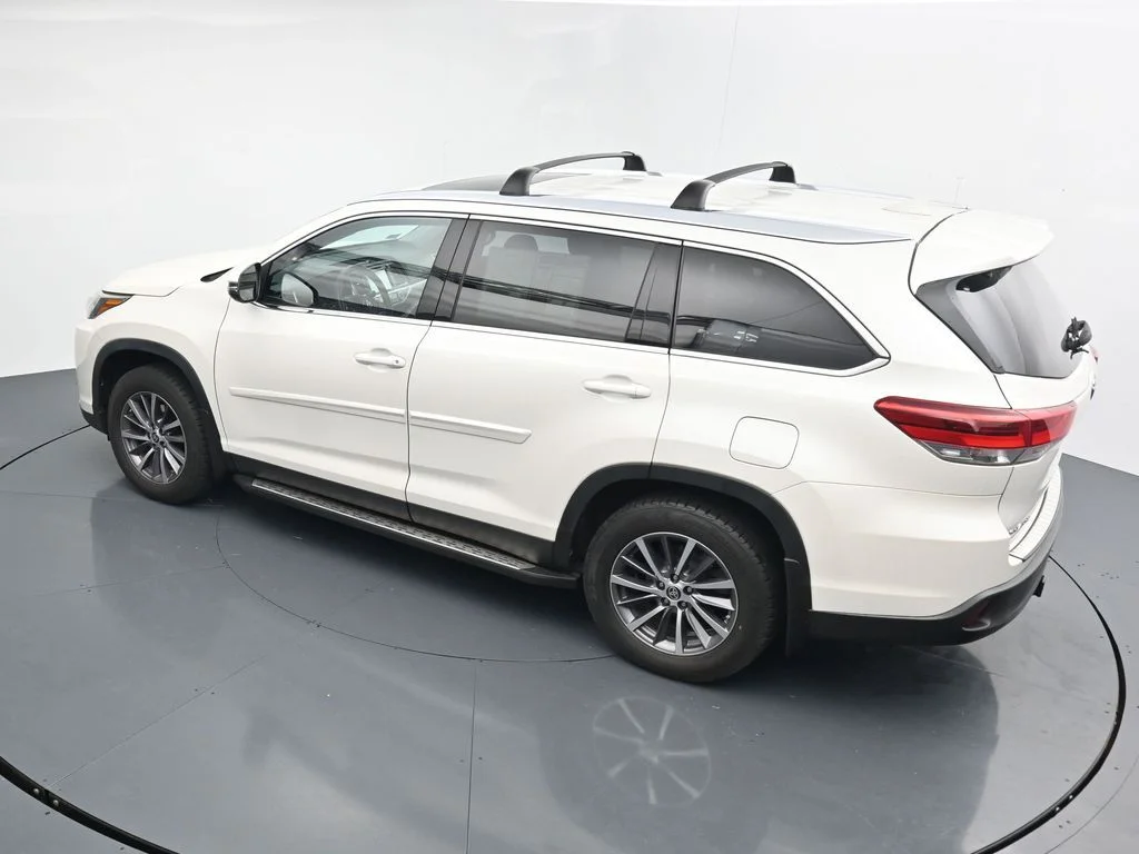 Used 2019 White Toyota XLE image 25