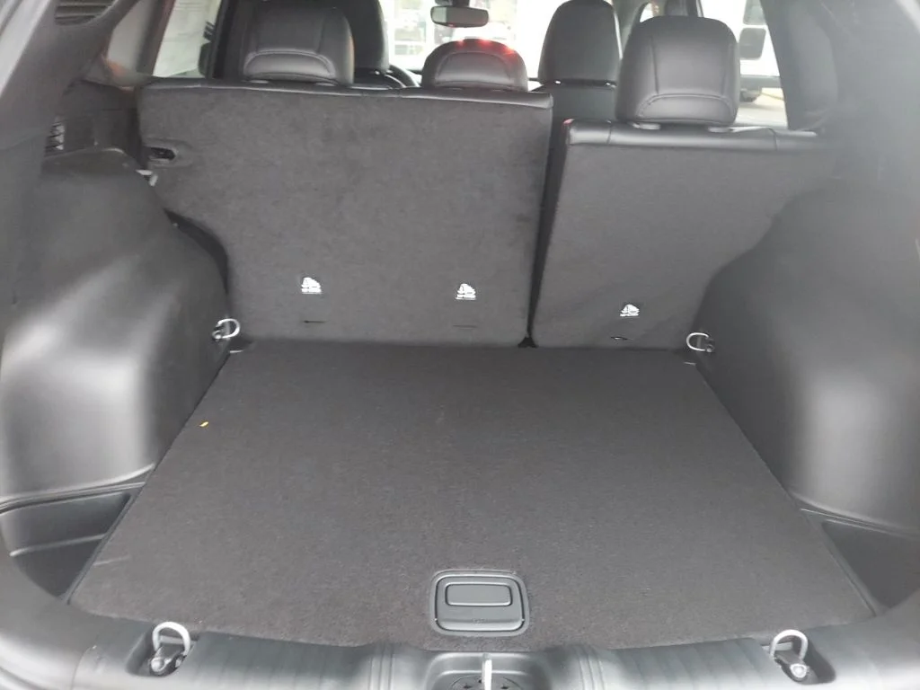 New 2026 Diamond Black Crystal Pearlcoat Jeep Latitude image 41