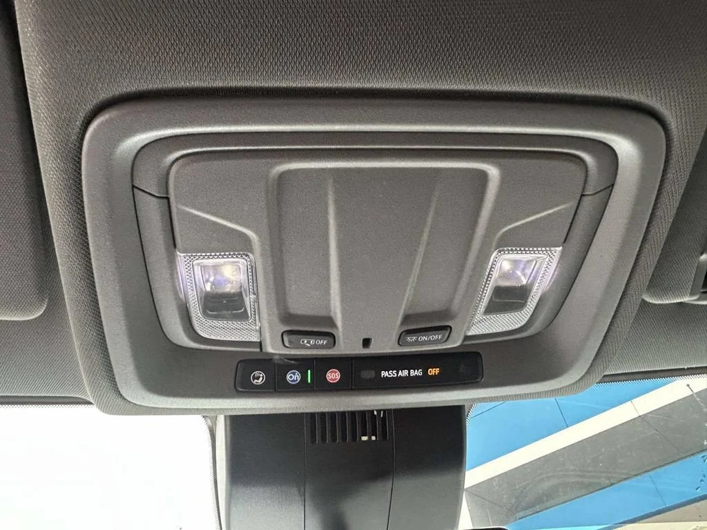 Used 2024 Summit White GMC Elevation image 24
