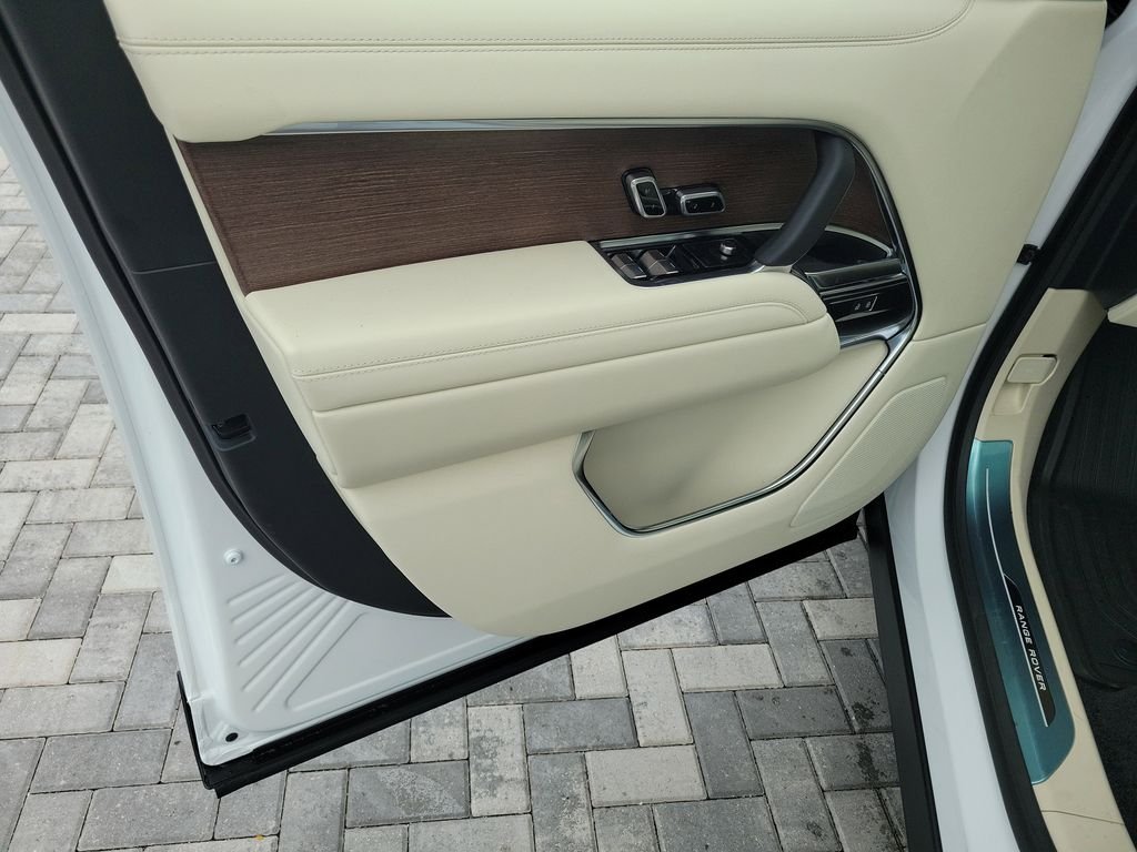 New 2026 Ostuni Pearl White Land Rover SE image 23