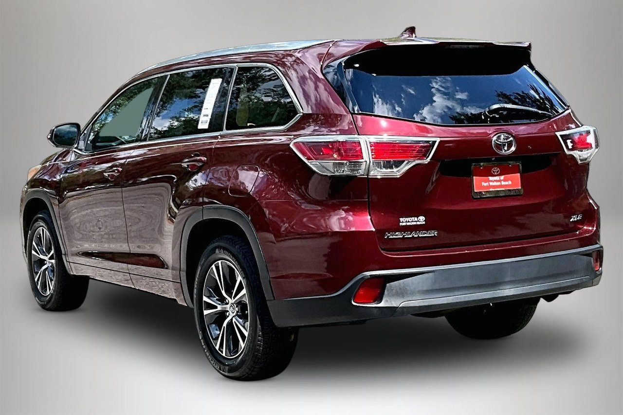 Used 2016 Red Toyota XLE V6 image 4