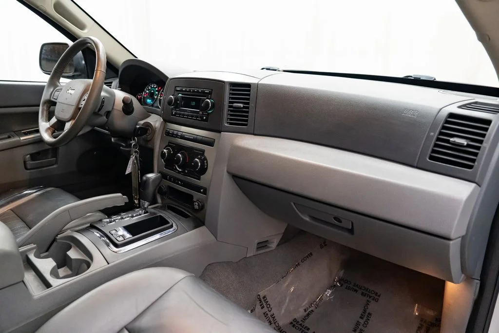 Used 2007 Silver Jeep Laredo image 29