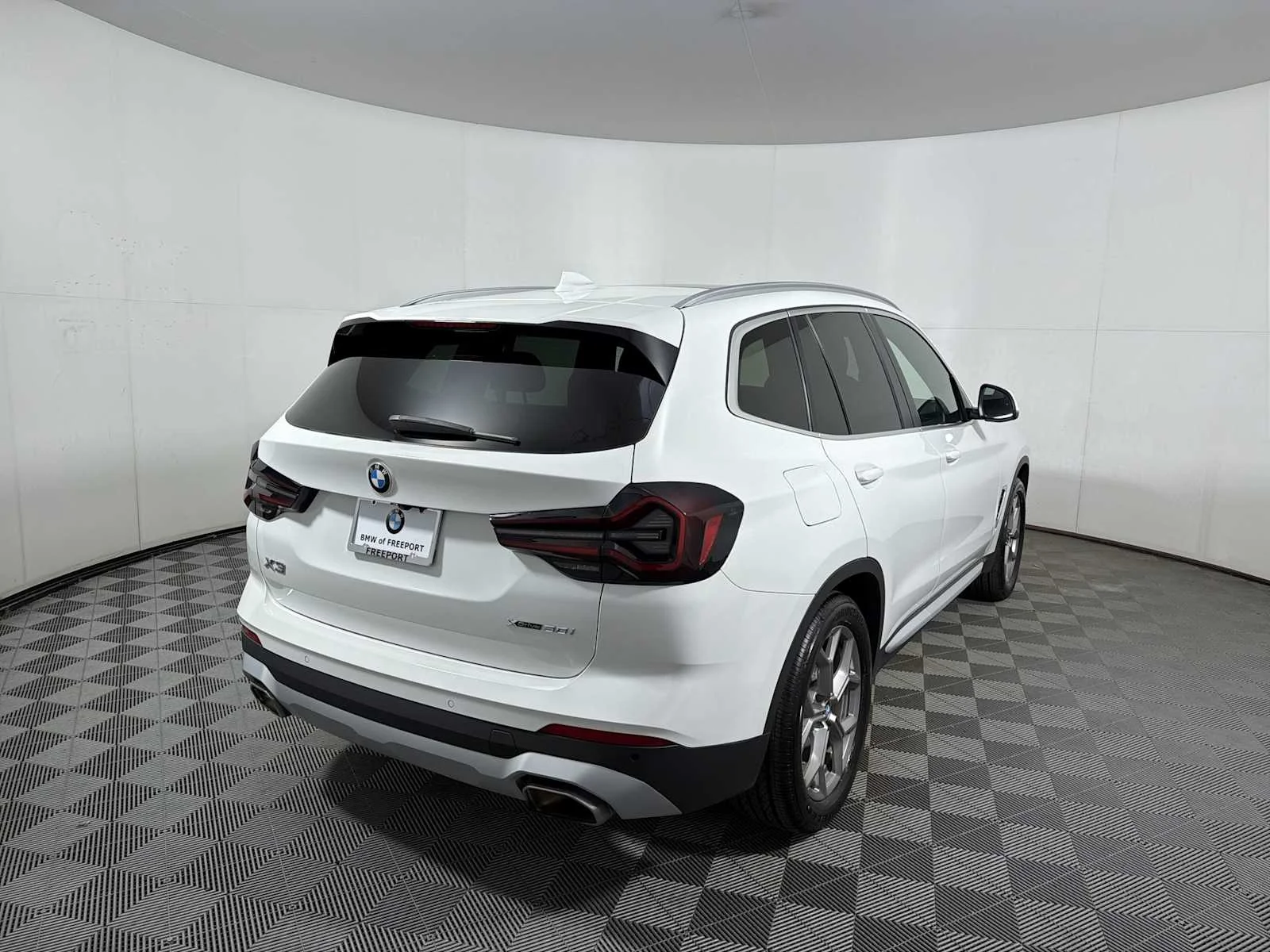 Used 2023 Alpine White BMW xDrive30i image 3