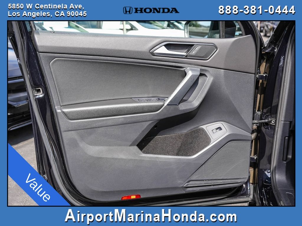 Used 2018 Pearl Metallic Volkswagen 2.0T SEL image 27
