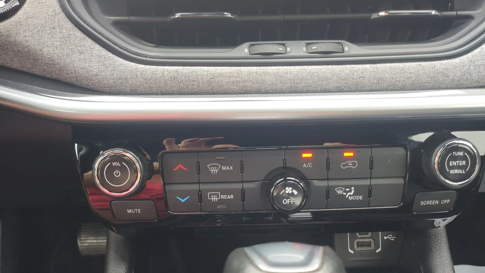 Used 2024 Black Jeep Latitude image 19