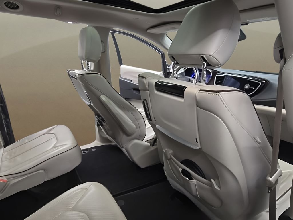 Used 2018 Gray Chrysler Limited image 18