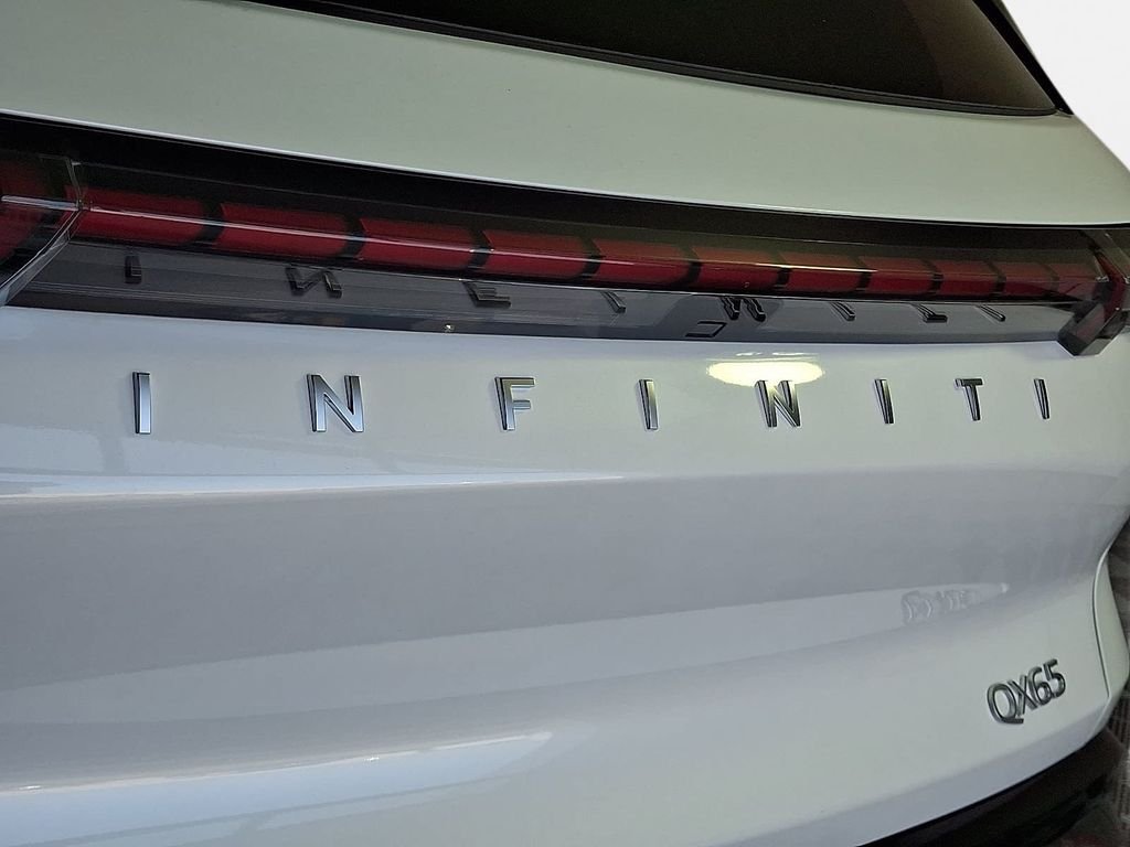 Used 2027 Radiant White INFINITI LUXE image 22