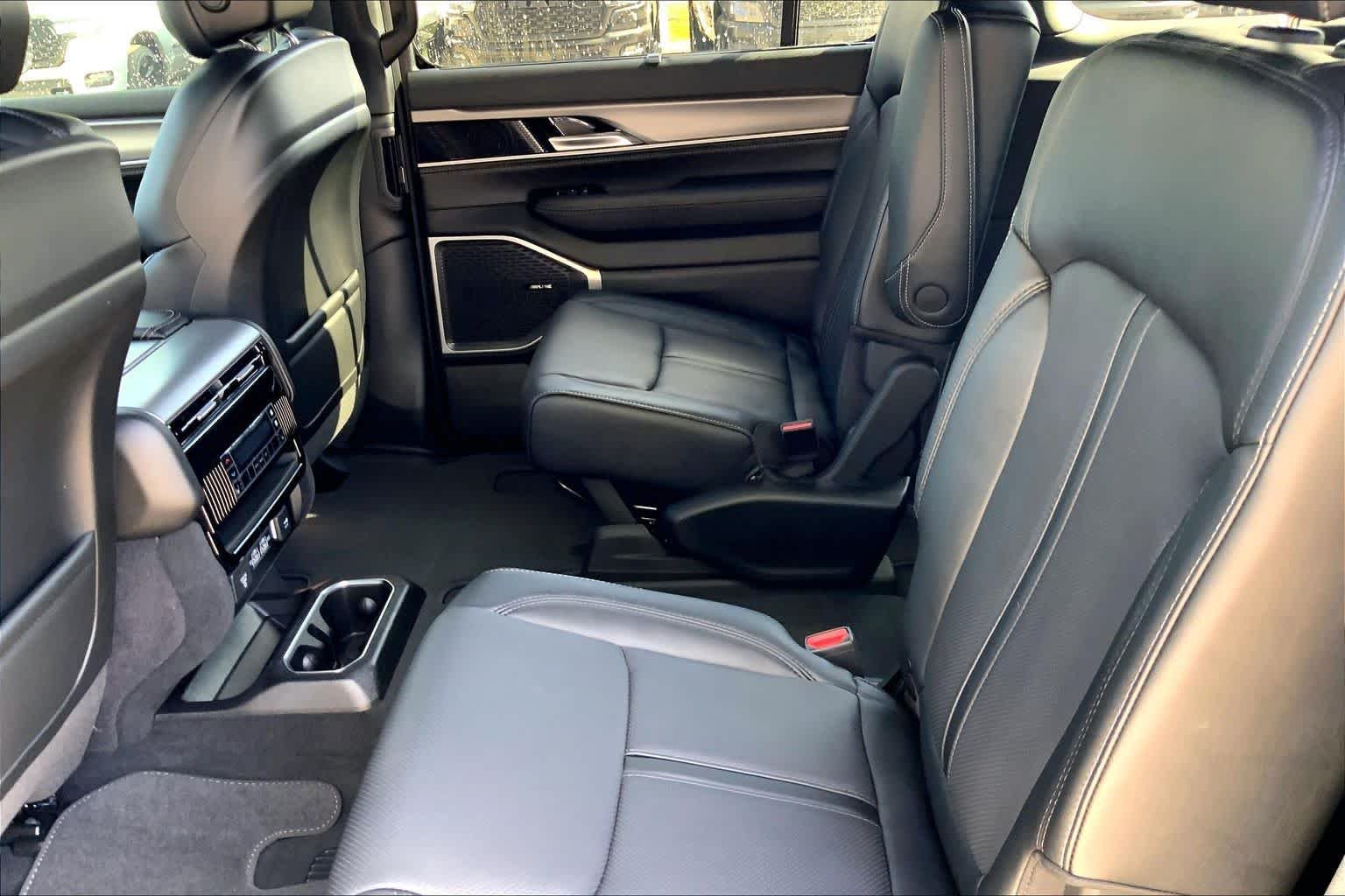 New 2026 Baltic-Gray Metallic Clear-Coat Exterior Paint Jeep Limited Altitude image 16