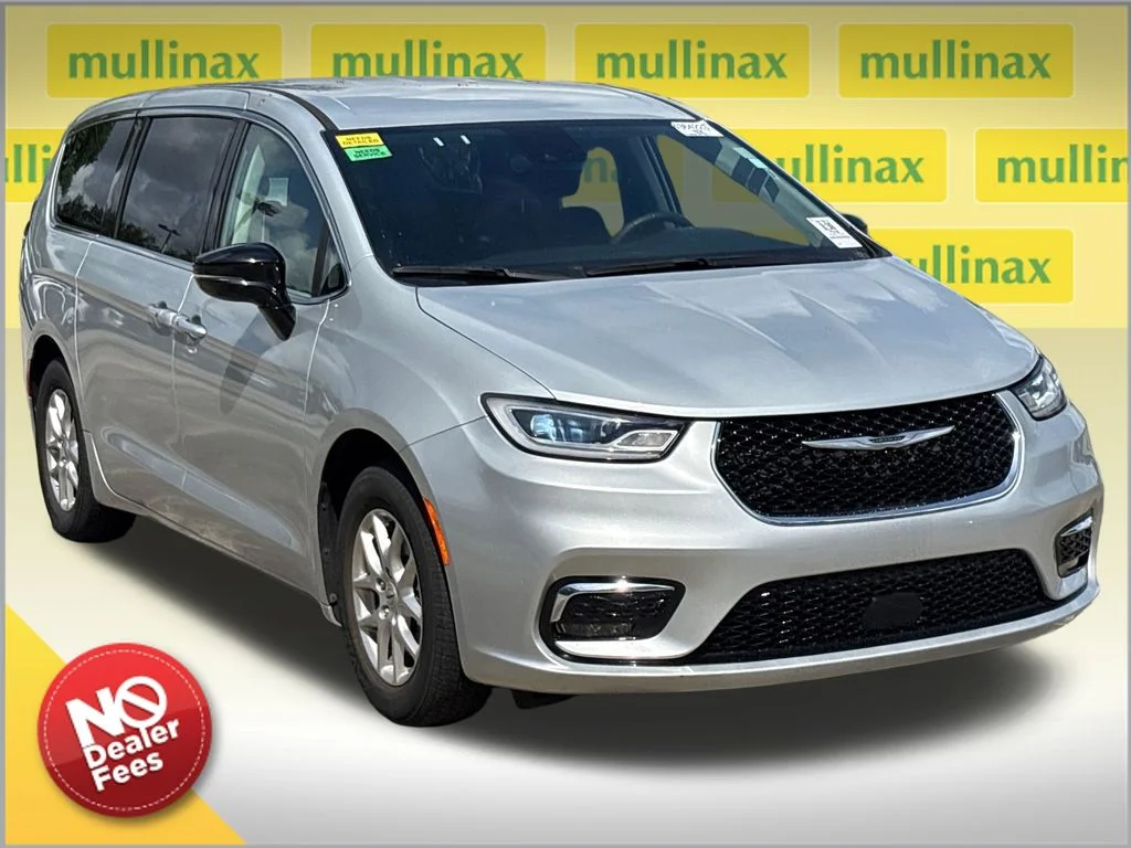 2024 Chrysler Pacifica Touring L's photo